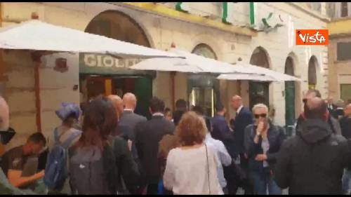Bus dirottato, Salvini offre un gelato ai ragazzi eroi al bar Giolitti