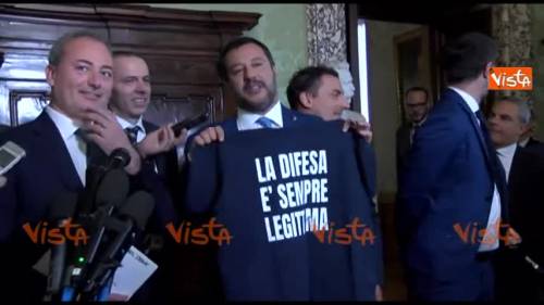 Salvini in posa con maglia 'La difesa è sempre legittima' insieme ai senatori della Lega