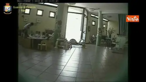 Schiaffi e spinte ai bambini, arrestata maestra d'asilo a Pavia, le immagini delle violenze