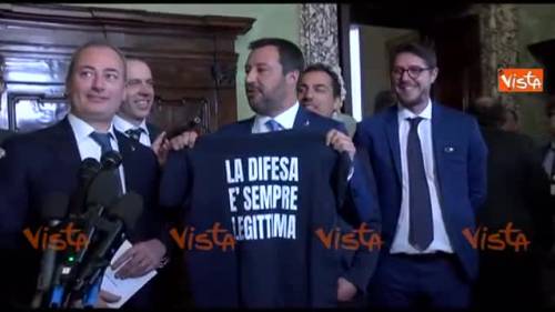 Salvini in posa con maglia 'La difesa è sempre legittima' insieme ai senatori della Lega