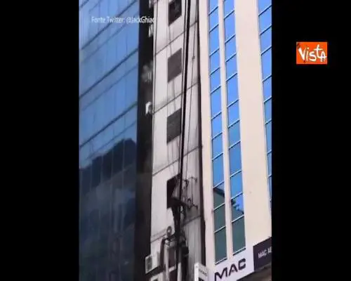 Brucia palazzo in Bangladesh, almeno quattro morti