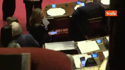 Salvini in posa dopo approvazione legittima difesa, poi lancia bacio a banchi del PD