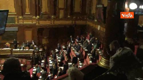 Salvini tra i banchi dei senatori M5s dopo il voto su legittima difesa 