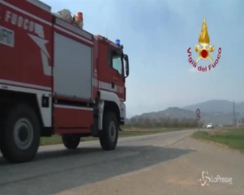 Torino, le impressionanti immagini dell'incendio a Frossasco in un'ex fabbrica