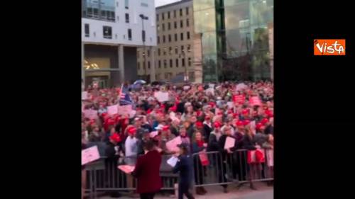 Un fiume di persone attende Trump in Michigan per il suo discorso a Grand Rapids