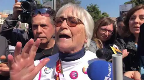 Una donna difende il figlio gay