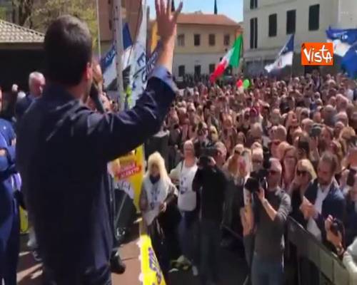 Salvini: “Alle bandiere della pace preferisco il tricolore” 