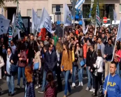 Milano, protesta dipendenti Agenzia Entrate: "Noi siamo funzionari, non siamo mercenari"