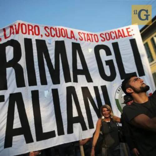 Roma, residenti in strada contro arrivo famiglie rom: vie bloccate