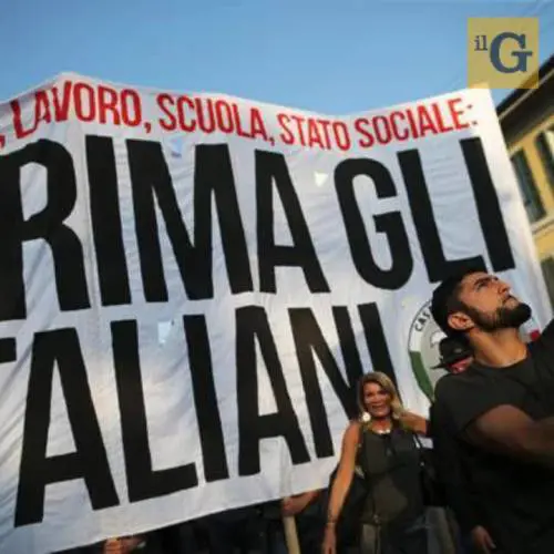 Roma, residenti in strada contro arrivo famiglie rom: vie bloccate