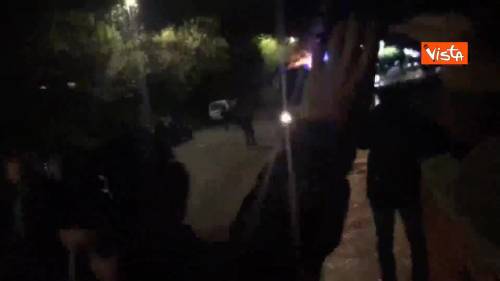 Roulotte data alle fiamme in segno di protesta contro i Rom a Torre Maura