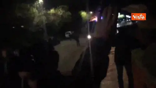 Roulotte data alle fiamme in segno di protesta contro i Rom a Torre Maura