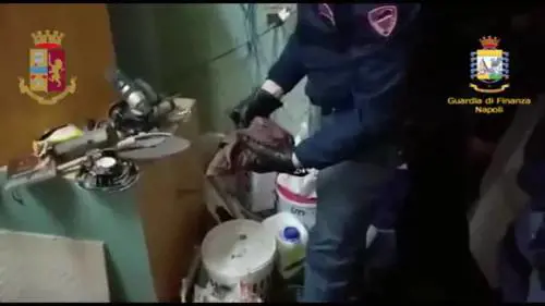 Blitz al Rione Berlingieri: finanzieri e cani antidroga scovano armi e droga