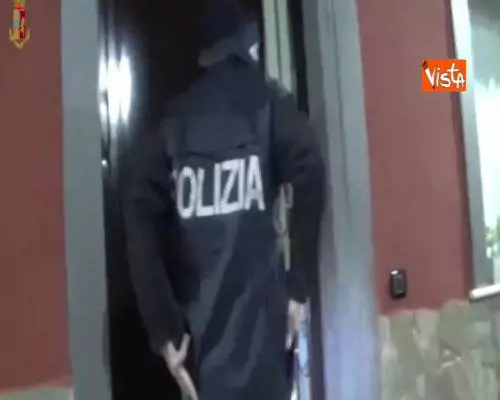 Ventuno arresti per traffico di droga a Catania, durante l’operazione spunta anche una corona