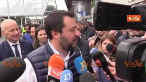 Lega-M5s, Salvini: “Preferisco i selfie al Viminale? Sto al ministero tutto il tempo necessario ”