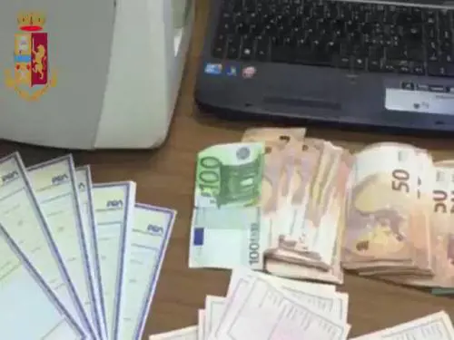 La centrale dei documenti falsi in casa: la scoperta a Napoli