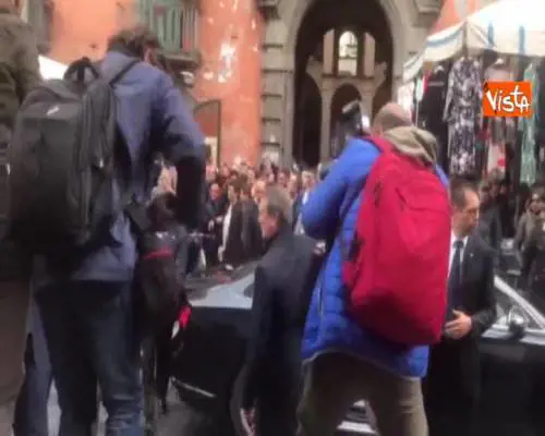 Mattarella stringe la mano ai cittadini dopo aver lasciato Palazzo dello Spagnuolo alla Sanità