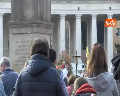 Domenica delle Palme, Papa Francesco benedice i ramoscelli d'ulivo dei fedeli in piazza San Pietro