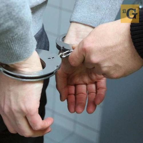 Milano, pesta moglie e poliziotti: arrestato violento romeno