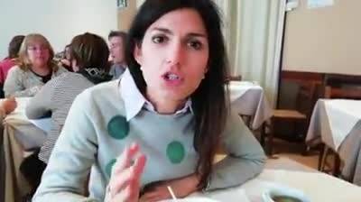 Raggi spiega a Salvini il debito di Roma con le molliche di pane