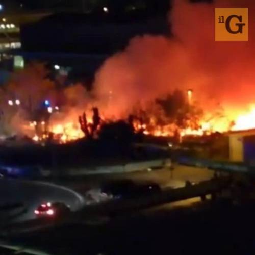Milano, ennesimo incendio devasta il campo rom di via Bonfadini