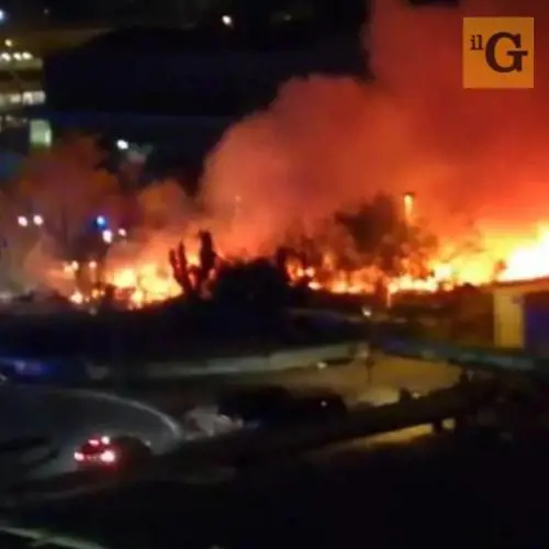 Milano, ennesimo incendio devasta il campo rom di via Bonfadini