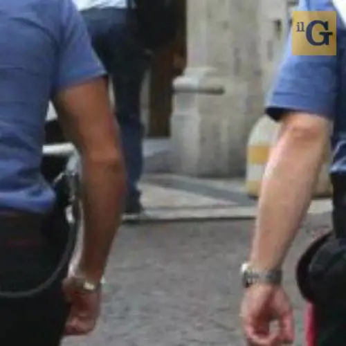 Napoli, 29enne vuole soldi e tenta di bruciare madre e nonna: fermato