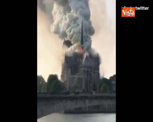 In fiamme la cattedrale di Notre Dame a Parigi 