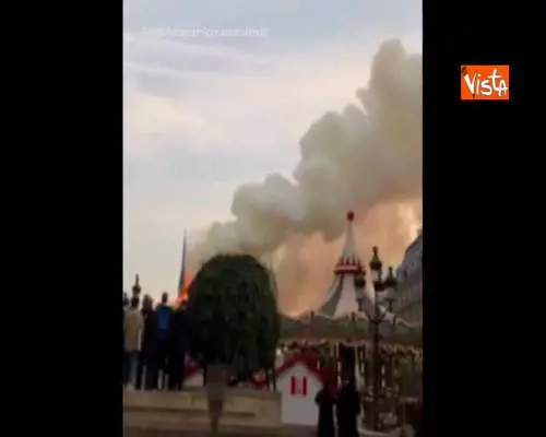  Incendio a Notre-Dame di Parigi, colonna di fumo e fiamme dal tetto della cattedrale 