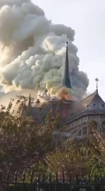 Parigi, rogo nella cattedrale di Notre Dame