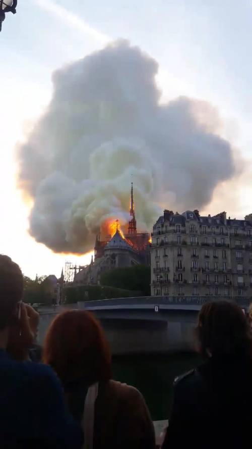 Parigi, Notre Dame in fiamme