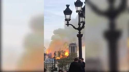 I passanti riprendono le fiamme su Notre Dame de Paris