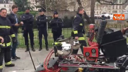 Notre-Dame, arriva il robot dei pompieri per la messa in sicurezza all’interno della cattedrale