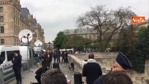 Castaner visita Notre Dame dopo l’incendio, giornalisti restano fuori