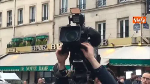 Notre-Dame, la folla applaude i pompieri fuori dalla cattedrale