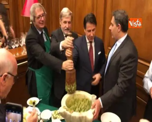 Il patto del pesto: Conte Salvini e Toti mangiano le trofie a Montecitorio