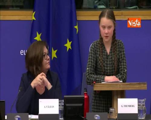 Ambiente, Greta si commuove al Parlamento Ue: “Siamo nella sesta estinzione di massa”