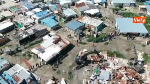  Ruspe in azione Borgo Mezzanone (FG) per demolizione baraccopoli, le immagini dal drone 