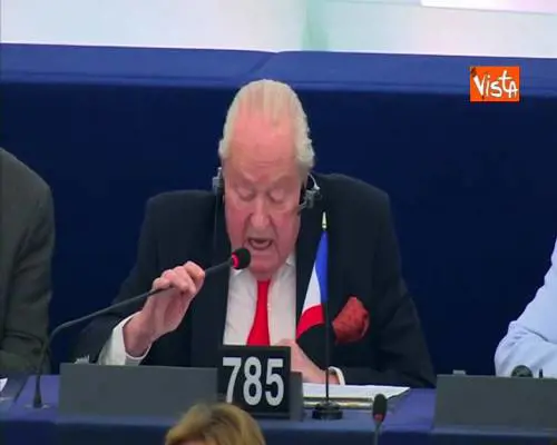 L’addio di Le Pen all’Europarlamento: “I posteri vi malediranno” 
