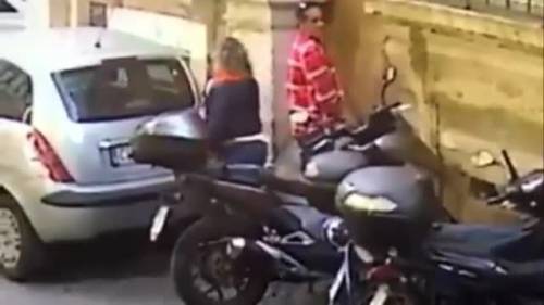 Roma, coppia di turisti urina in strada vicino a piazza Navona
