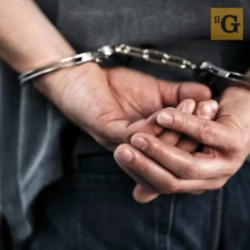 Milano, vende droga ad agenti, poi li aggredisce: fermato nigeriano