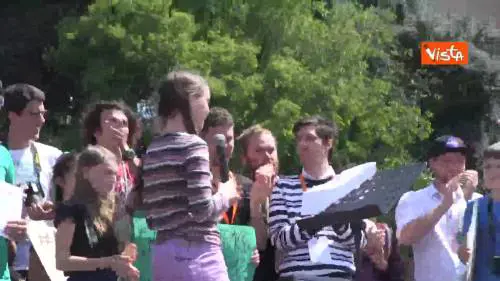 Greta saluta Piazza del Popolo in Italiano: “Ciao Roma, vi amo”