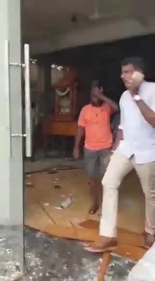 Sri Lanka, feriti e morti davanti alla chiesa