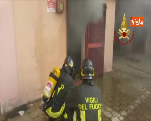 Gruppo elettrogeno in fiamme, paura in un centro commerciale a Cagliari