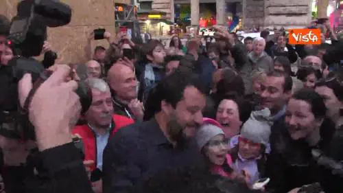 Bagno di folla per Salvini tra i suoi sostenitori fuori da Palazzo Chigi