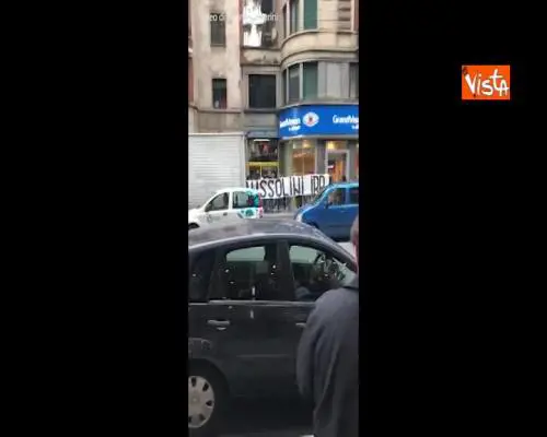Striscione neofascista dei tifosi laziali a Milano: “Onore a Benito Mussolini”