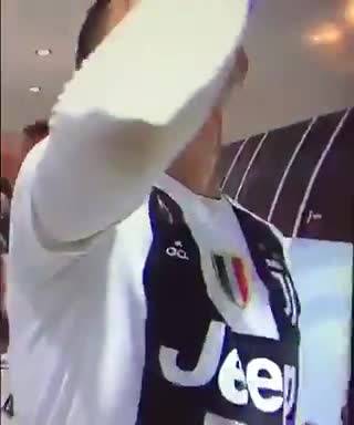 Cristiano Ronaldo sulle sue alla festa della Juventus: ecco il video