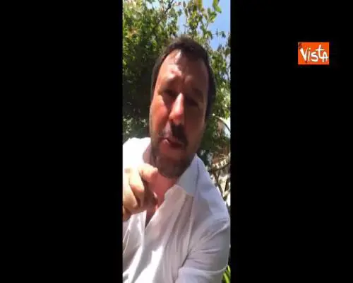 Salvini: “A chi ci vuole male rispondo con un fiore e bacioni per tutti”