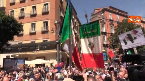 25 aprile, Fico a Napoli sventola bandiera delle 4 giornate assieme ai partigiani