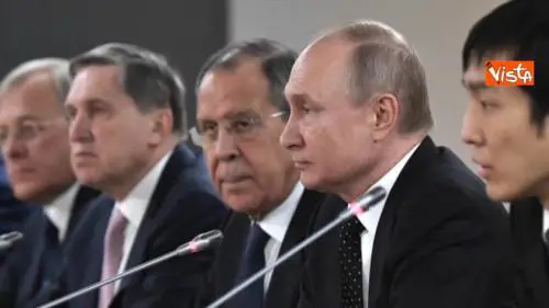 Kim Jong-Un a Mosca per incontrare Putin, la stretta di mano tra i due